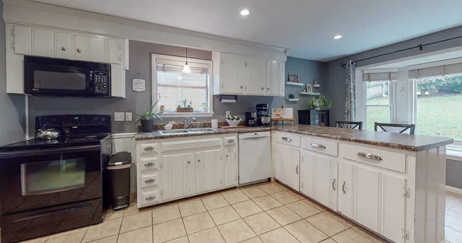 Building Photo - Available early Jan! 3bd/2bth w/fenced yard