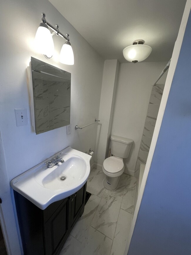 Building Photo - 412 N Holly St