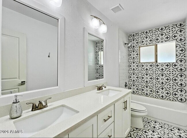 Building Photo - 1415 W 7th St