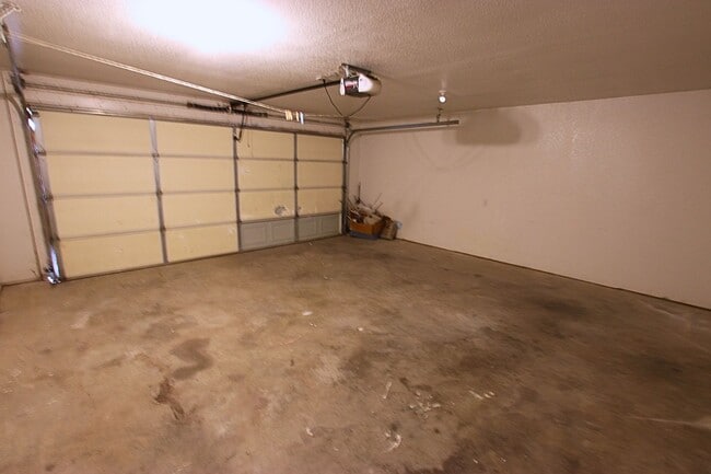 Building Photo - Fresh Duplex Living