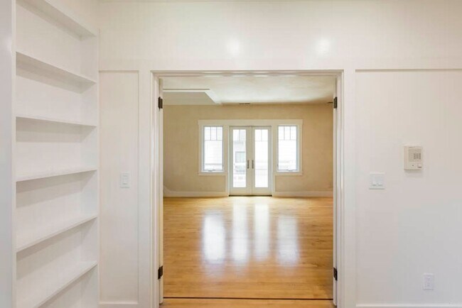 Building Photo - Balcony & Gas Fireplace: Sunny Apartment i...