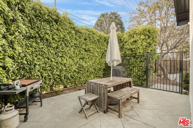 Building Photo - 7310 Woodley Ave