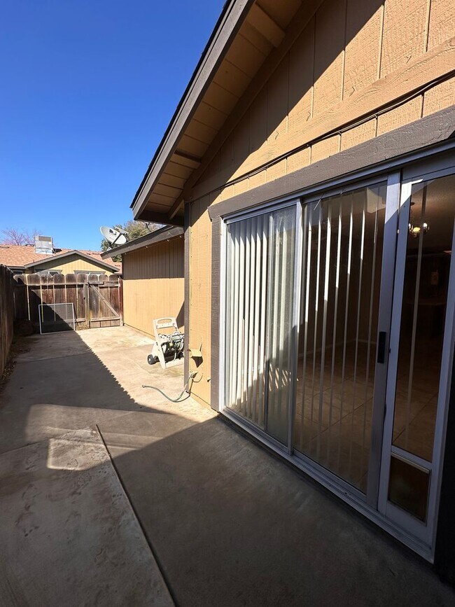 Building Photo - SE Visalia condo coming soon!