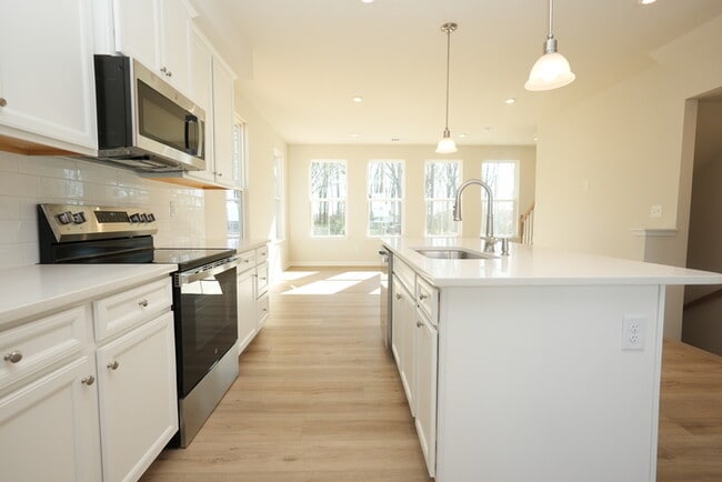 Building Photo - A large spacious home in Arbor St!