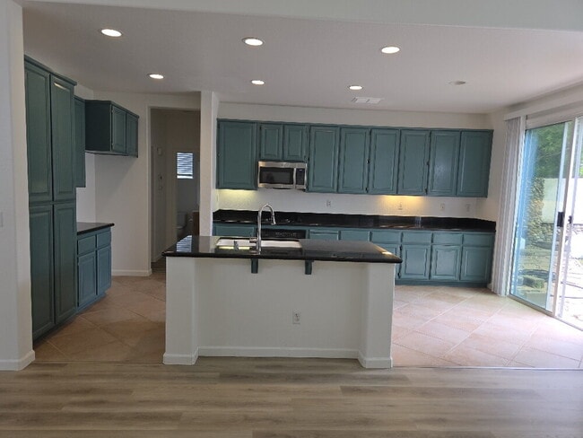Building Photo - Beautiful house for rent in Folsom 4 bd 3 bath 1920 sq feet