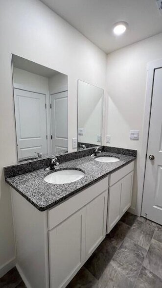 Building Photo - 4266 Scenic Dr SE