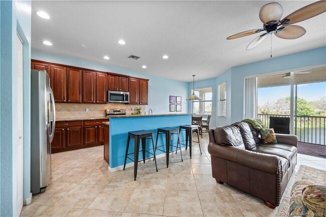 Building Photo - 691 SW Glen Crest Way