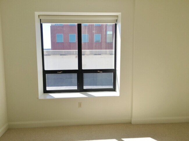 Building Photo - 875 Elm St