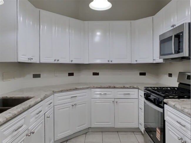 Building Photo - 18707 Singing Woods Dr