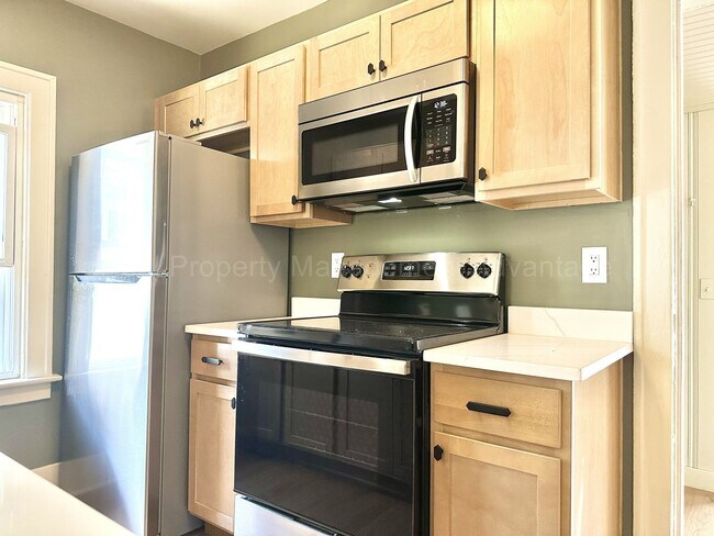 Building Photo - Fully Updated 2BR / 1.5BA – Steps from Dow...