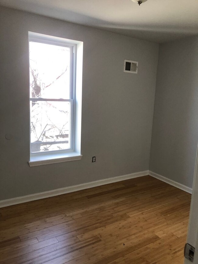 Building Photo - Charming row home in Baltimore City!