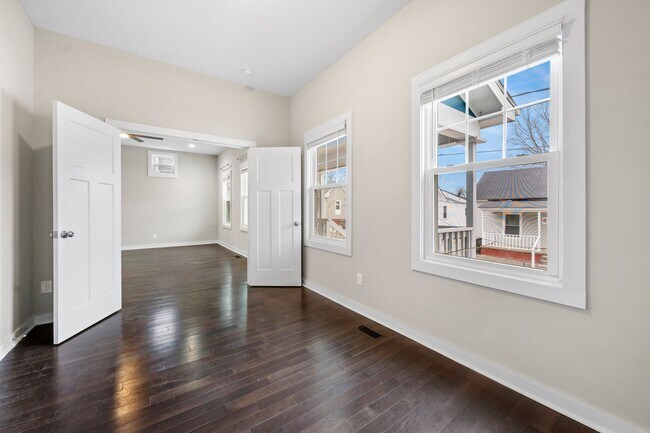 Building Photo - Cheery downtown bungalow with stunning finishes and fenced back yard.