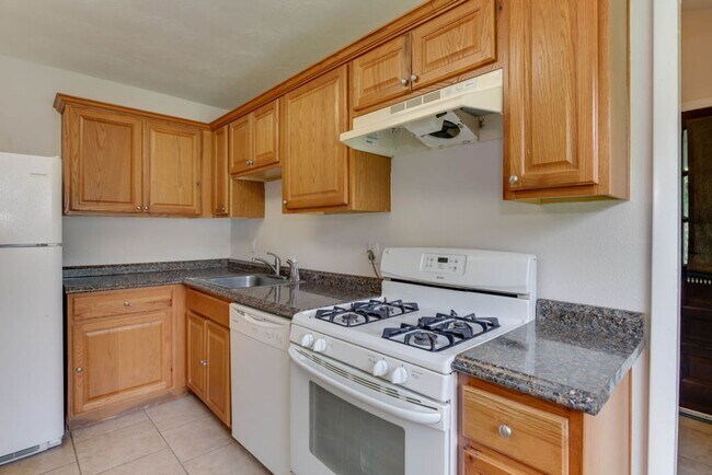 Building Photo - Renovated Virginia Beach Home with Large Yard and Prime Location