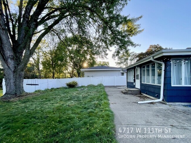 Building Photo - 4717 W 111th St
