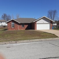 Building Photo - 409 Cedar Ln