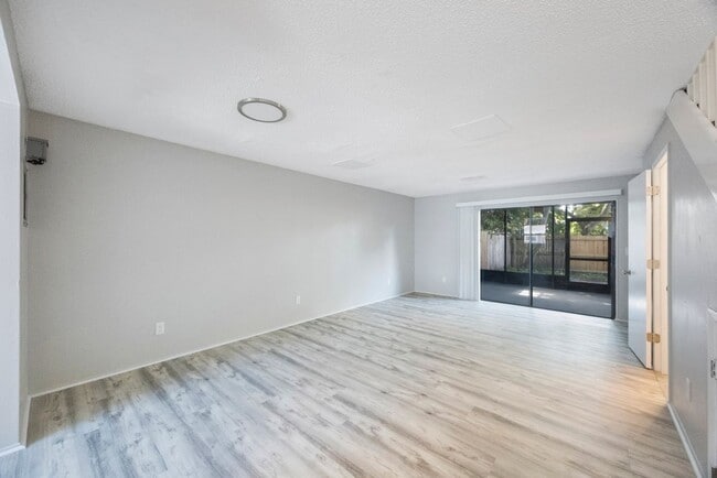 Building Photo - Renovated Town Home 2 bedroom 1.5 bath ** ...