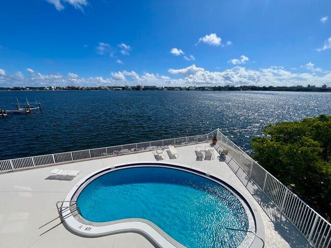 Building Photo - 301 Croton Ave