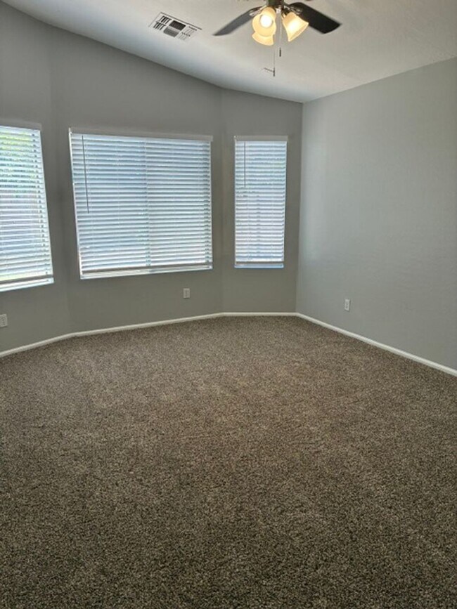Building Photo - 529 E Cantebria Dr