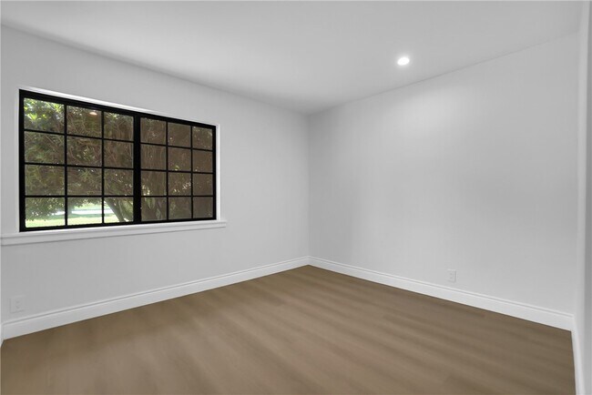 Building Photo - 325 W Le Roy Ave