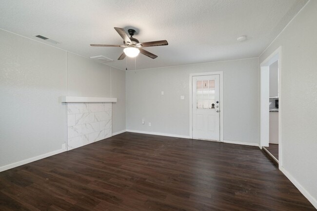 Building Photo - 323 Craigmont Ln