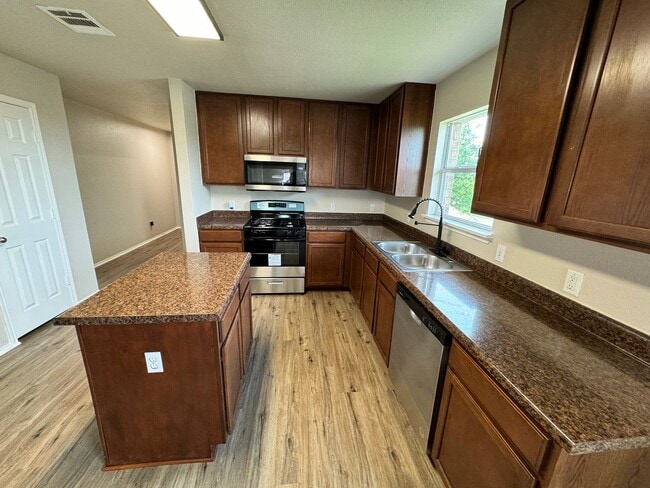 Building Photo - Beautifully 3 Bed, 2 Bath Renovated Home Near Austin – Spacious Layout & Community Perks