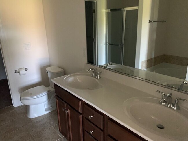 Building Photo - Stunning Brick Townhome with Garage in Tre...