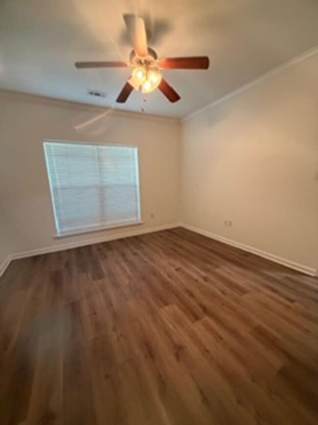 Building Photo - Knoxville Lovell Road Area 3 Bedroom 2.5 Bath with Garage Lawn Maintenance and Trash Pick up incl...