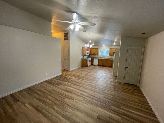 Building Photo - 3 Bedroom Duplex!!