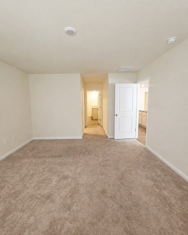 Building Photo - Beautiful 3 Bedroom Home with a Fenced Backyard
