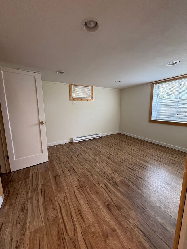 Building Photo - Centrally located 2 bed 1 bath upper level...