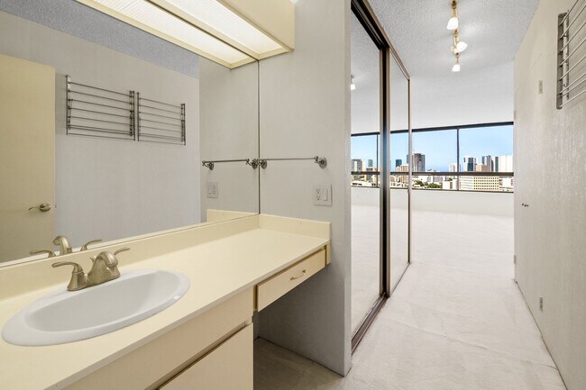 Building Photo - Spacious 2 Bedroom, 2 Bath with 2 Assigned Parking Stalls!