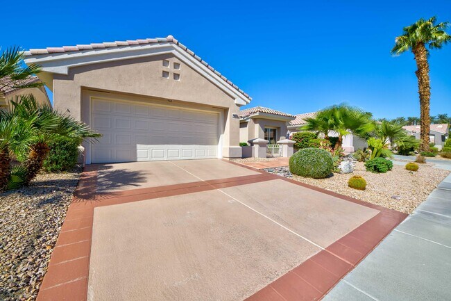 Building Photo - 38537 Fallbrook Ave