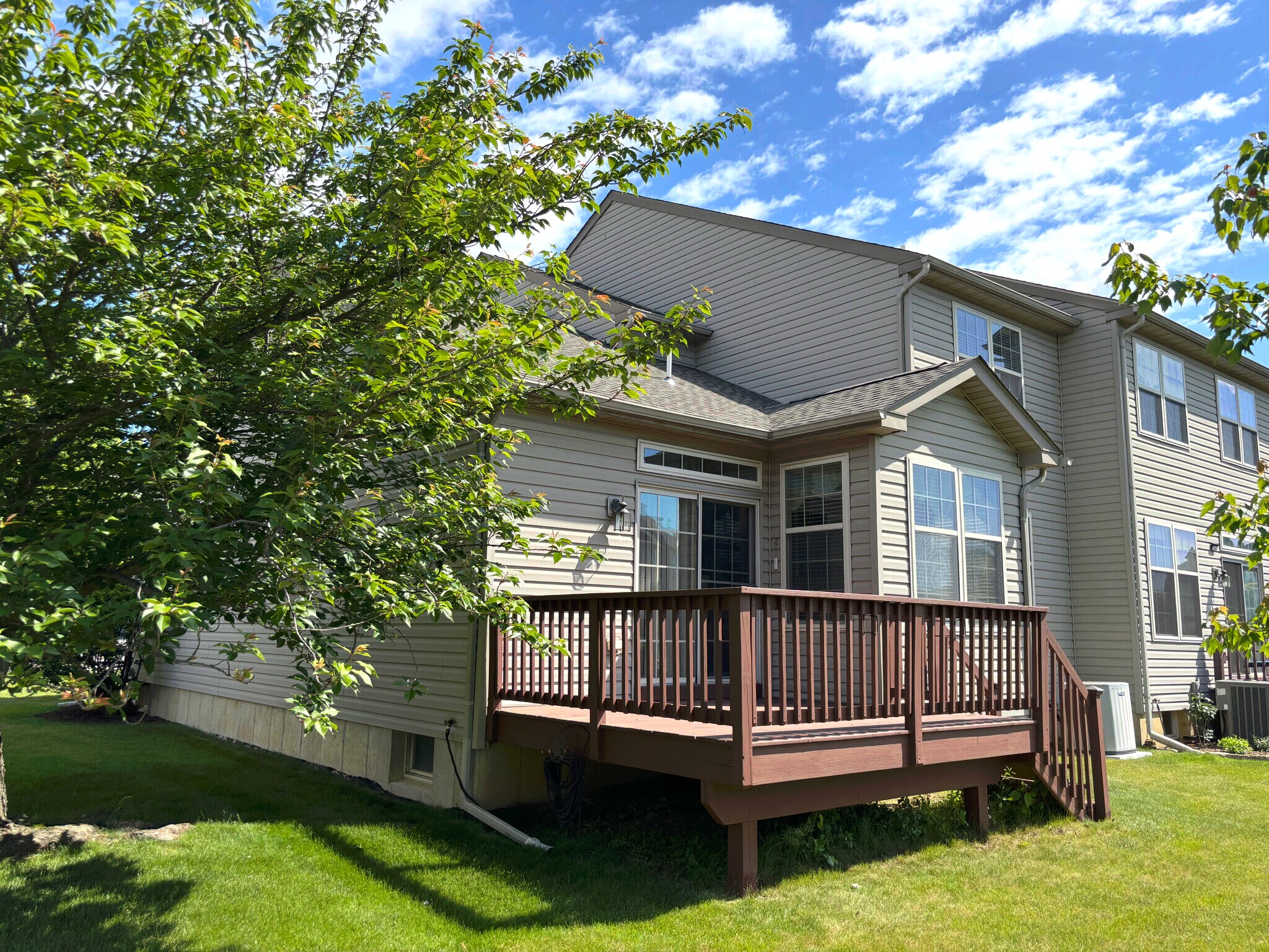 Building Photo - 3047 Village Dr