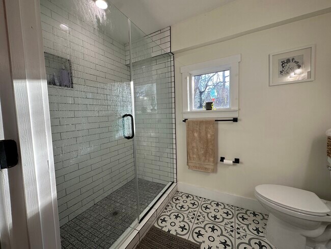 Master bathroom - 1209 Hillwood Ct SE