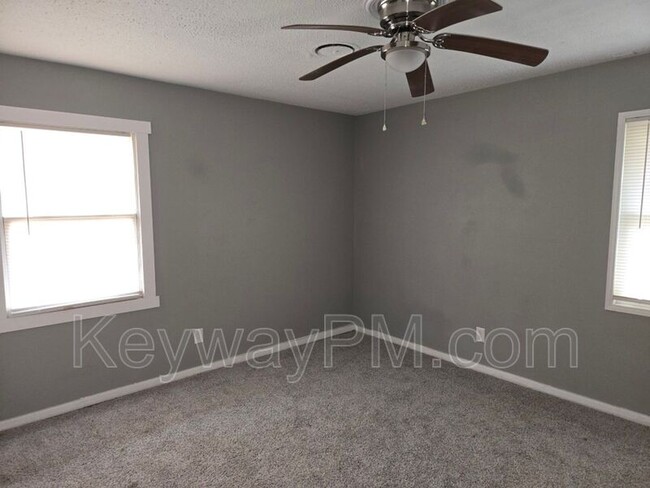 Building Photo - 2226 Raleigh Dr