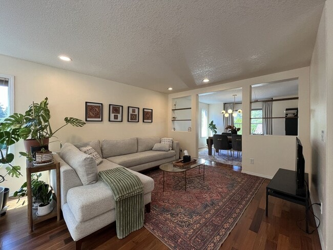 Building Photo - Stunning Bull Mountain Home with Gourmet Kitchen & Luxurious Primary Suite Retreat
