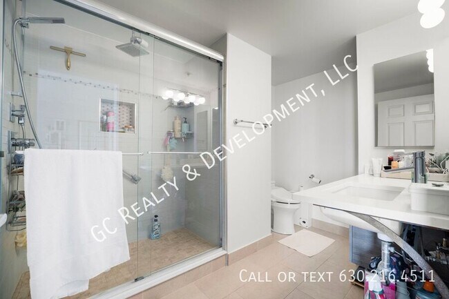 Building Photo - 807 Davis St