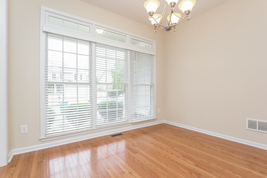Building Photo - 3075 Woodbridge Ln