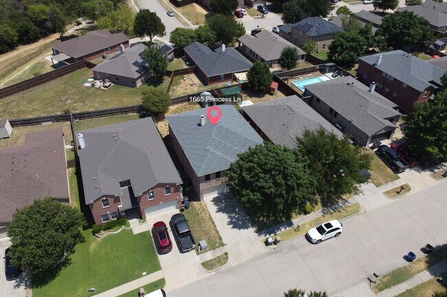 Building Photo - 5-bedroom, 3 bathrooms House for Rent