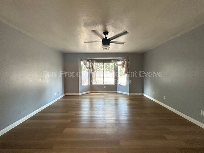 Building Photo - 4926 E Whitehall Dr