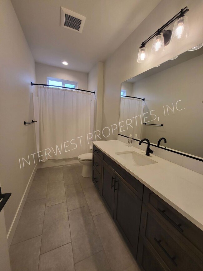 Building Photo - 4 bd 3.5ba dream home in the heart of the Woodlawn District w/Washer/Dryer, Garage & Gas Fireplace!