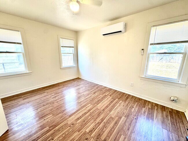 Building Photo - 114 N Avenue V