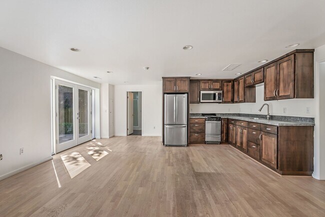 Building Photo - 4-Bedroom Luxury Home for Rent by Portland...