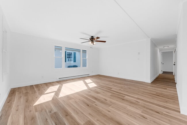 Building Photo - 702 E Park Ave