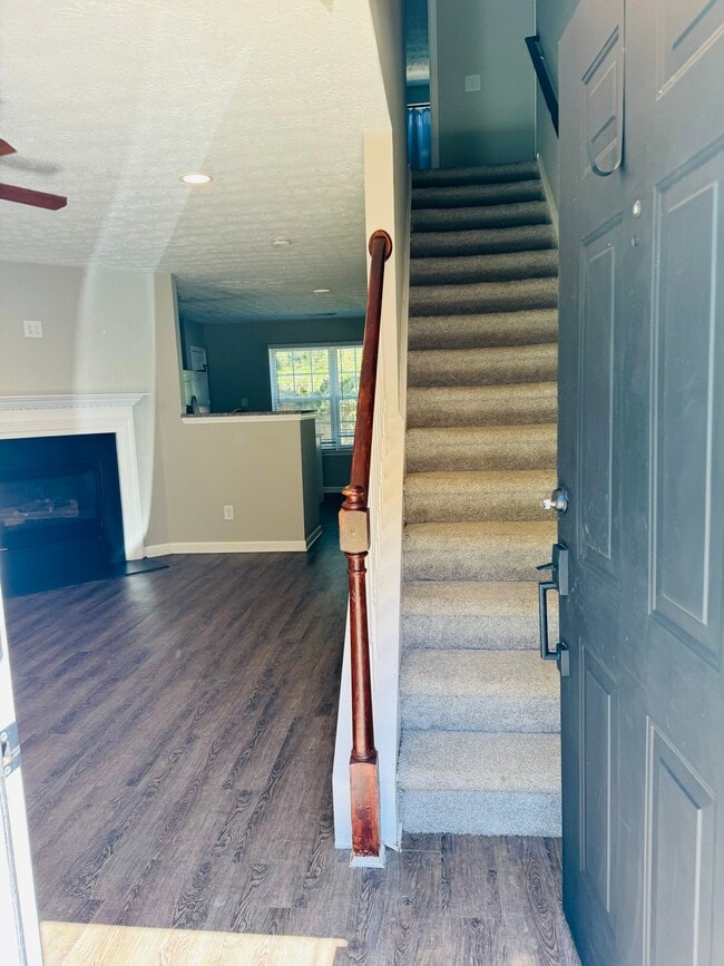 Building Photo - 208 Oak Grove Way