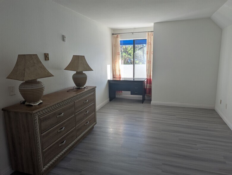 Master bedroom - 8308 Regents Rd