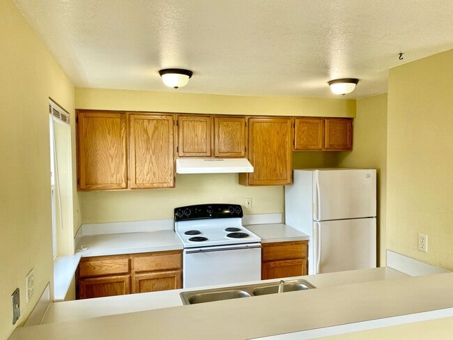 Building Photo - Conveniently Located 2 Bedroom