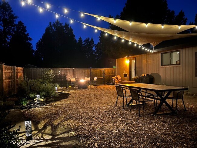 Building Photo - Updated home in a desirable SE neighborhood on a large lot