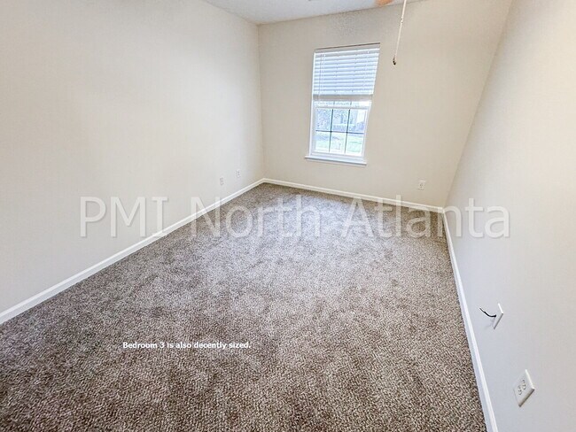 Building Photo - Fenced in Backyard! Bring your PETS!