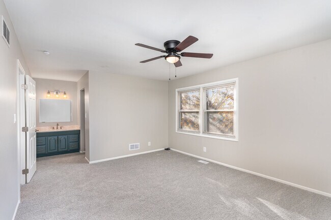 Building Photo - 355 Crestwood Ct